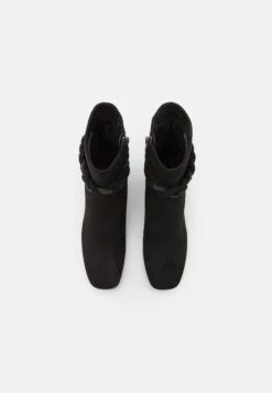 Marco Tozzi By Guido Maria Kretschmer - Korte Laarzen - Black 11 Marco Tozzi By Guido Maria Kretschmer - Korte Laarzen - Black -Clothing store 20e747e6e9384887a6e48b4c0ea02af4