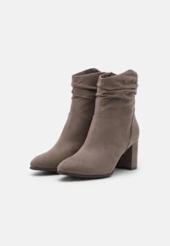 Marco Tozzi Korte Laarzen - Pepper 8 Marco Tozzi Korte Laarzen - Pepper -Clothing store 25507e2ad3da4cd093289d227e354a4f