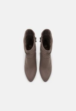 Marco Tozzi Korte Laarzen - Pepper 11 Marco Tozzi Korte Laarzen - Pepper -Clothing store 2eab4a90a61545308ee8772909b443c6