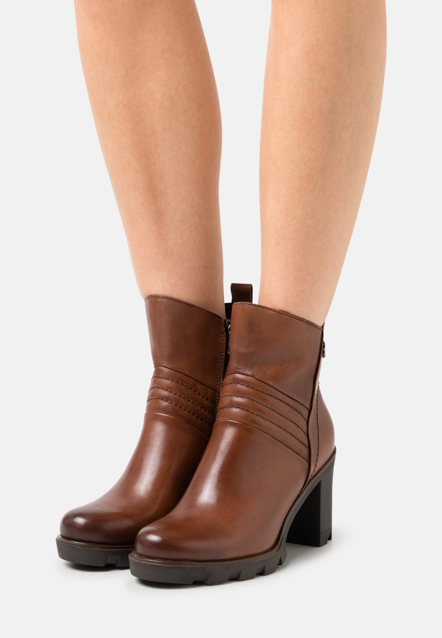 Marco Tozzi By Guido Maria Kretschmer - Korte Laarzen - Cognac 1 Marco Tozzi By Guido Maria Kretschmer - Korte Laarzen - Cognac