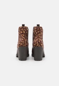 Marco Tozzi Enkellaarsjes Met Plateauzool - Chestnut 9 Marco Tozzi Enkellaarsjes Met Plateauzool - Chestnut -Clothing store 58cd1dadeb144763b4362cc448b91d5e