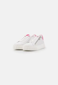 Marco Tozzi Sneakers Laag - White/Pink 8 Marco Tozzi Sneakers Laag - White/Pink -Clothing store 8eeb1852647b48b1a120f3a74f1e5f46