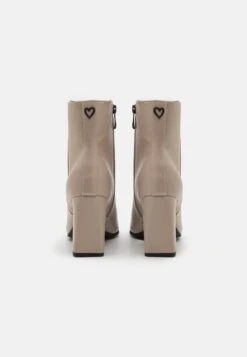 Marco Tozzi Enkellaarsjes Met Hoge Hak - Taupe -Clothing store a9204a8a9e4f4c46bcbd84bf57d48ac2